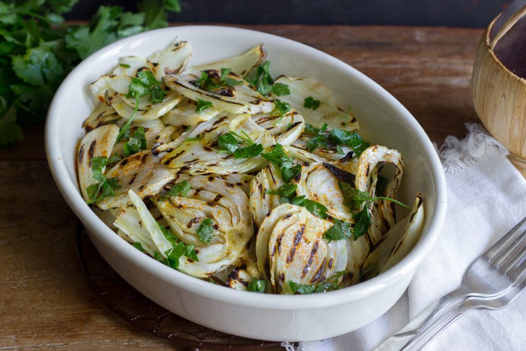 Finocchi arrostiti, il twist con pancetta e salsa verde